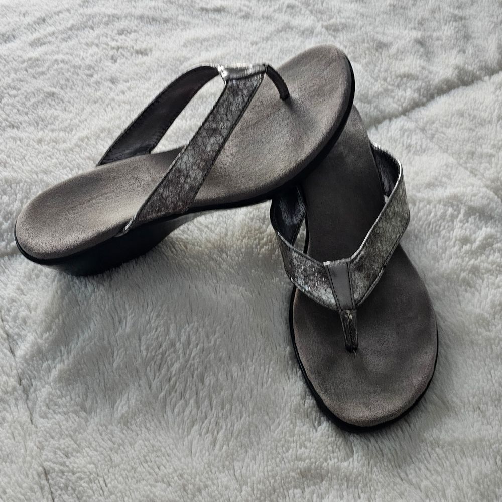 Aerosoles Silver Wedge Thong Sandals Size 9.5